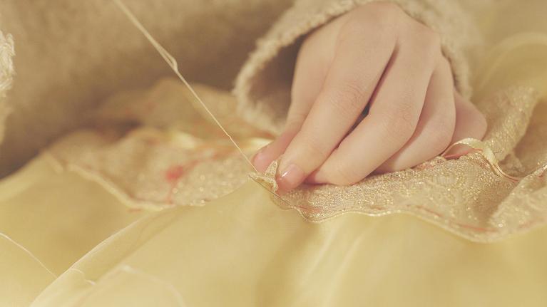 仮縫いのドレスのフィッティング